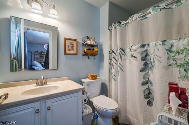 8 Lee Ct, Lebanon Boro, NJ 08833