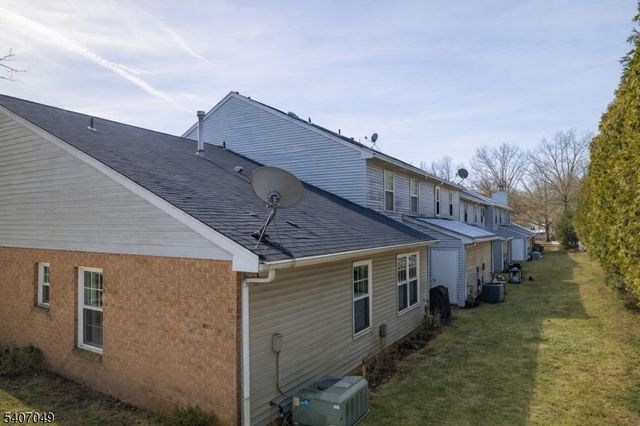 8 Lee Ct, Lebanon Boro, NJ 08833