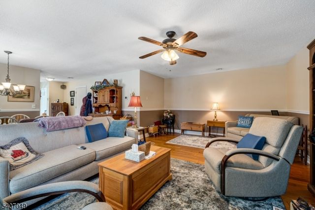 8 Lee Ct, Lebanon Boro, NJ 08833