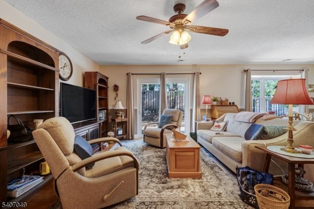 8 Lee Ct, Lebanon Boro, NJ 08833