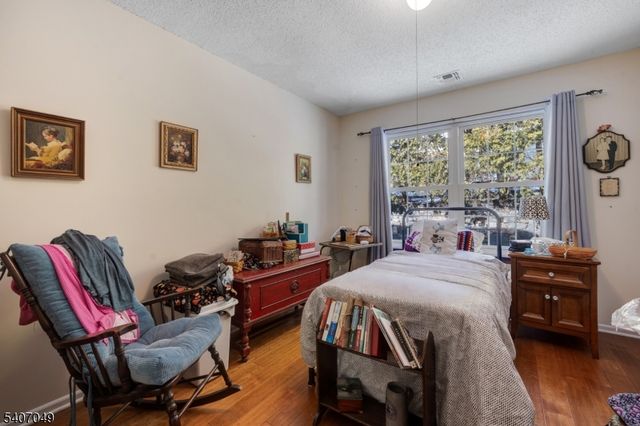 8 Lee Ct, Lebanon Boro, NJ 08833