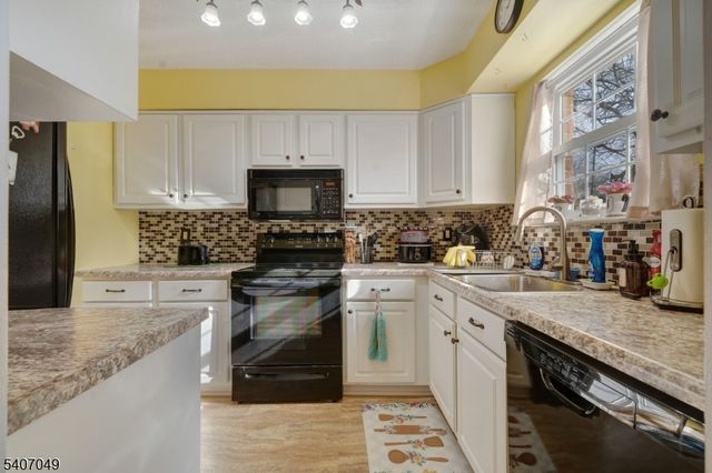 8 Lee Ct, Lebanon Boro, NJ 08833