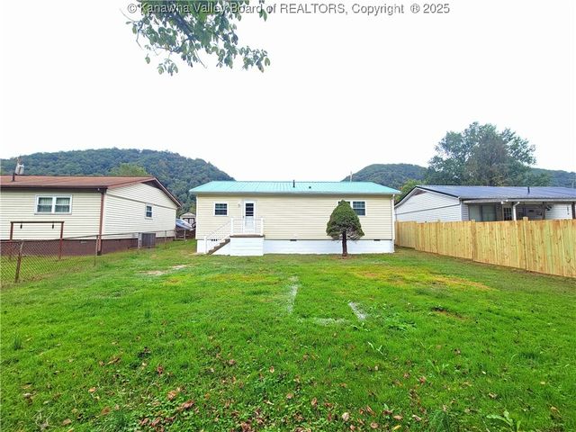 1011 Kanawha Street, Hansford, WV 25103