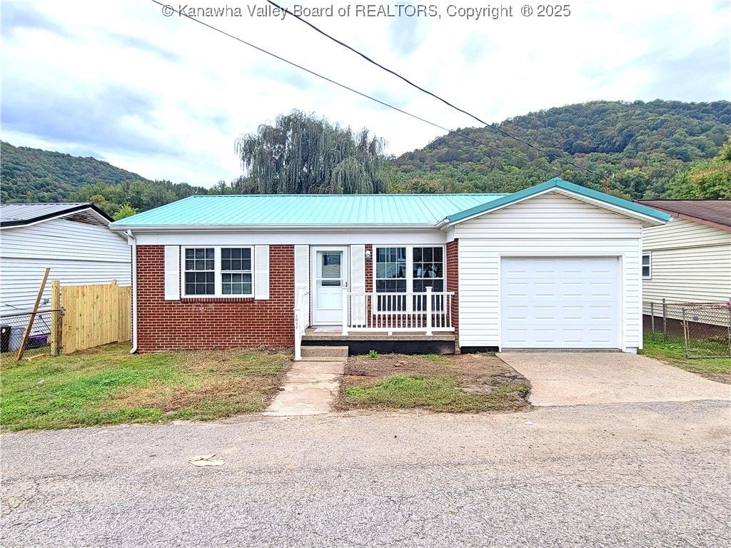 1011 Kanawha Street, Hansford, WV 25103