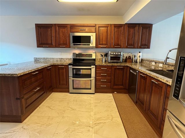 921 NE 26th Ave, Hallandale Beach, FL 33009