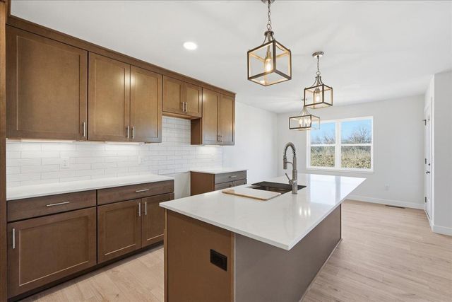 992 Bell Circle, Arlington, WI 53911