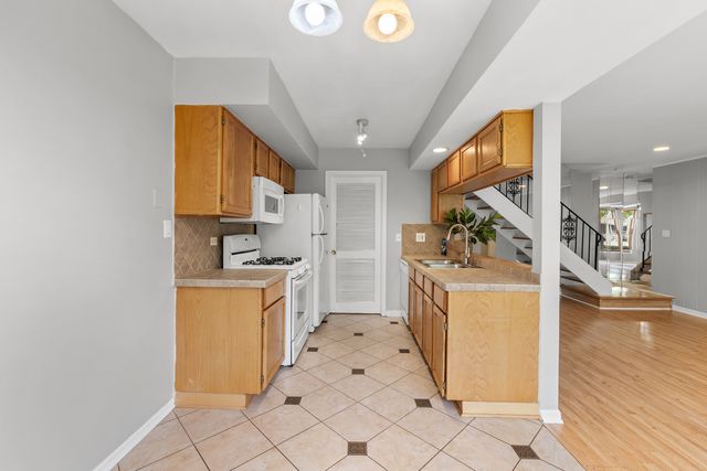 146 Inverrary Lane 146, Deerfield, IL 60015