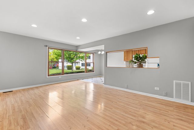 146 Inverrary Lane 146, Deerfield, IL 60015