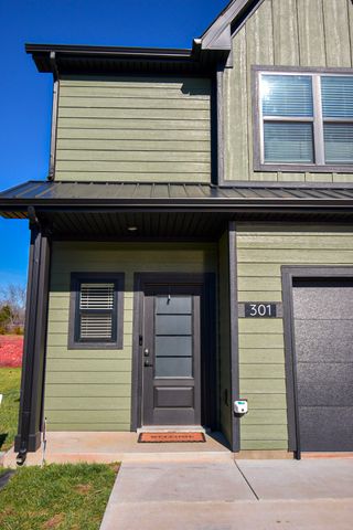 301 Jonathan Wade Pvt Cir, Clarksville, TN 37043