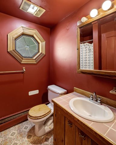 52 Baker St, Amherst, MA 01002
