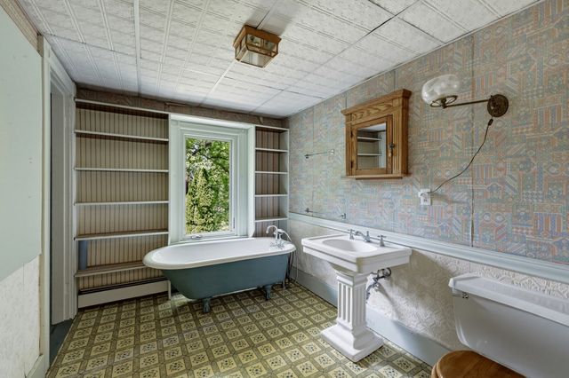 52 Baker St, Amherst, MA 01002