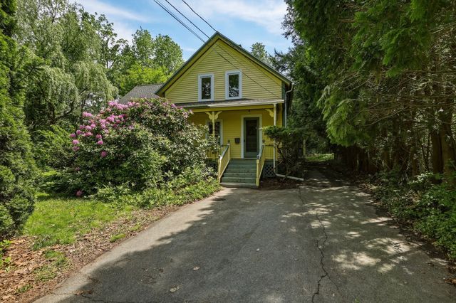 52 Baker St, Amherst, MA 01002