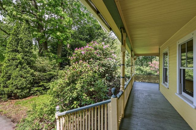 52 Baker St, Amherst, MA 01002