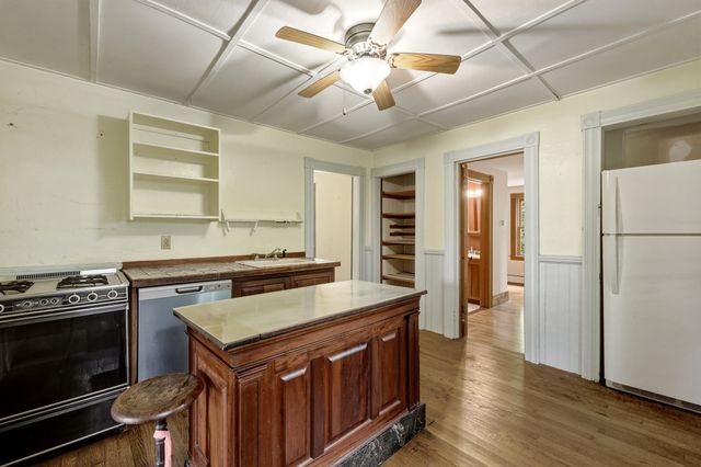 52 Baker St, Amherst, MA 01002