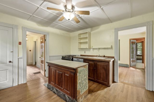 52 Baker St, Amherst, MA 01002