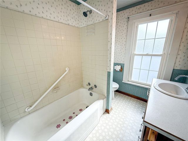 117 Lyon Ave, City Of But Sw, PA 16001