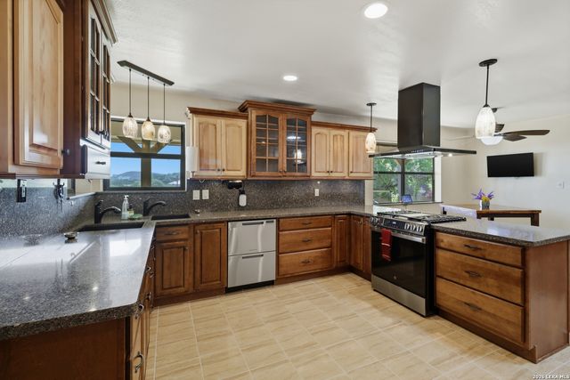 945 Colleen, Canyon Lake, TX 78133