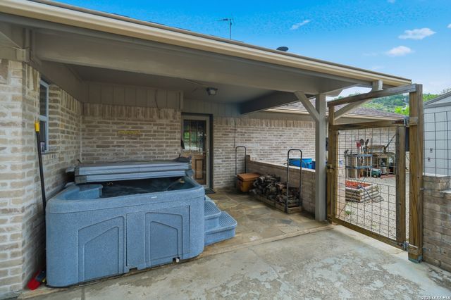945 Colleen, Canyon Lake, TX 78133