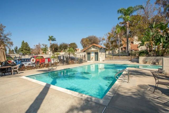 321 N Melrose Drive B, Vista, CA 92083