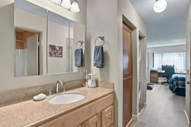 321 N Melrose Drive B, Vista, CA 92083