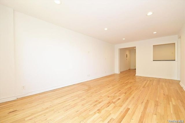 1 MAPLE Drive 2-J, Great Neck, NY 11021