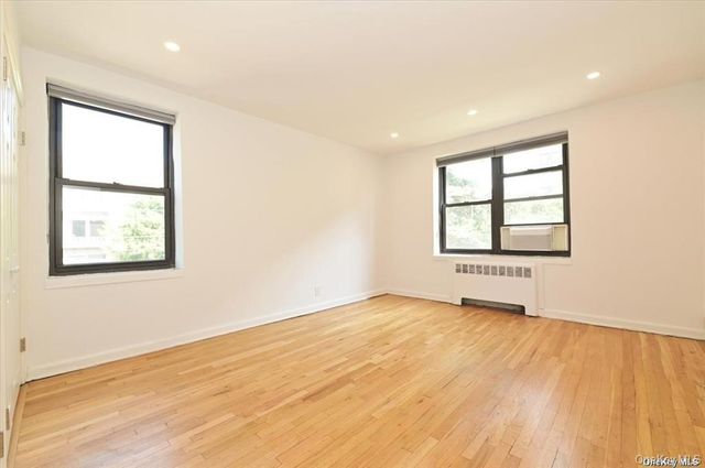 1 MAPLE Drive 2-J, Great Neck, NY 11021
