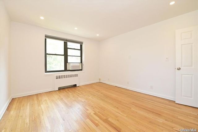 1 MAPLE Drive 2-J, Great Neck, NY 11021