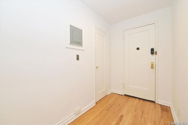 1 MAPLE Drive 2-J, Great Neck, NY 11021