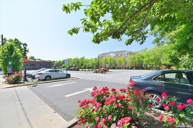 1 MAPLE Drive 2-J, Great Neck, NY 11021