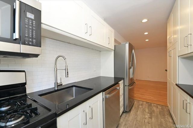 1 MAPLE Drive 2-J, Great Neck, NY 11021