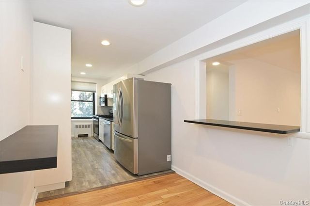 1 MAPLE Drive 2-J, Great Neck, NY 11021