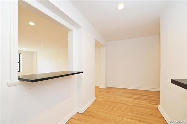 1 MAPLE Drive 2-J, Great Neck, NY 11021