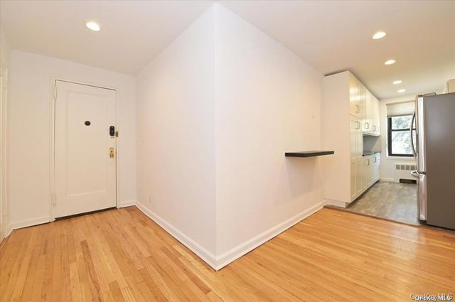 1 MAPLE Drive 2-J, Great Neck, NY 11021