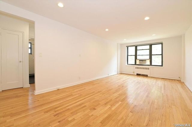 1 MAPLE Drive 2-J, Great Neck, NY 11021