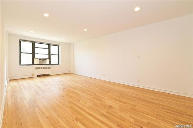 1 MAPLE Drive 2-J, Great Neck, NY 11021