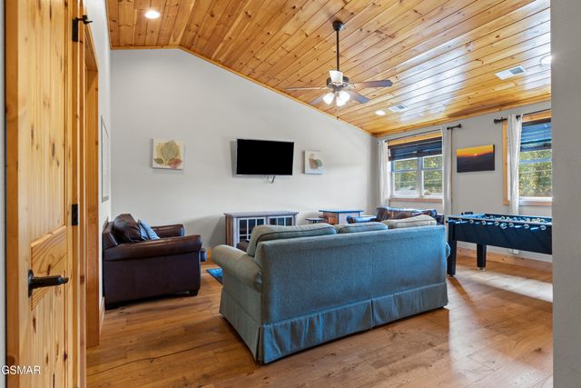 542 Johnson Lane, Gatlinburg, TN 37738