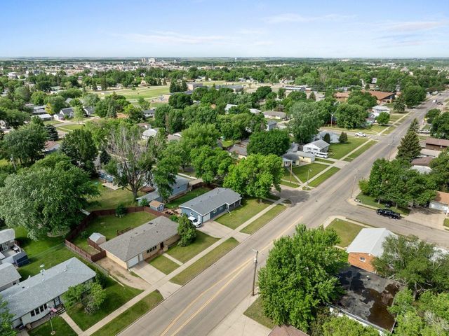 411 16th Ave SW, Minot, ND 58701