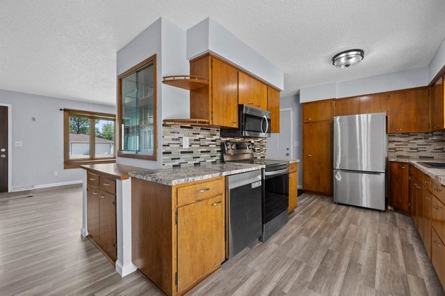 411 16th Ave SW, Minot, ND 58701