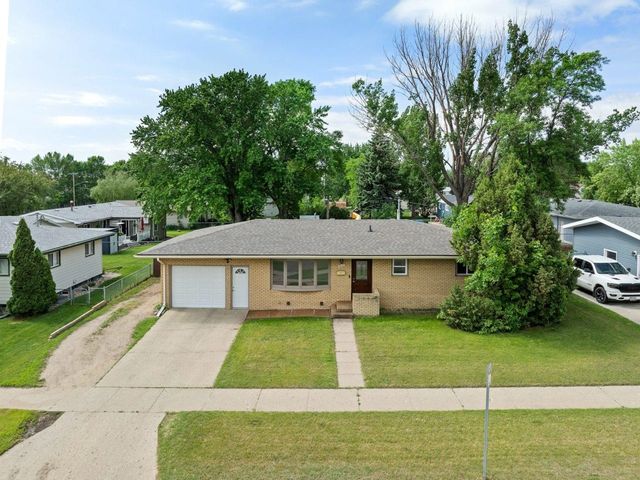 411 16th Ave SW, Minot, ND 58701
