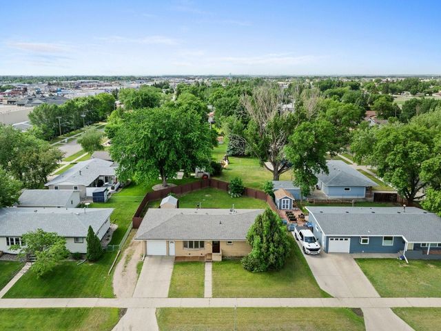 411 16th Ave SW, Minot, ND 58701