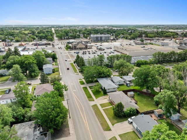 411 16th Ave SW, Minot, ND 58701