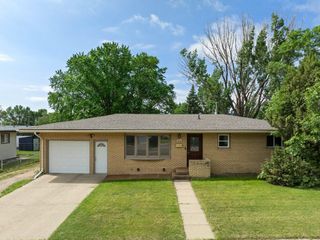 411 16th Ave SW, Minot, ND 58701