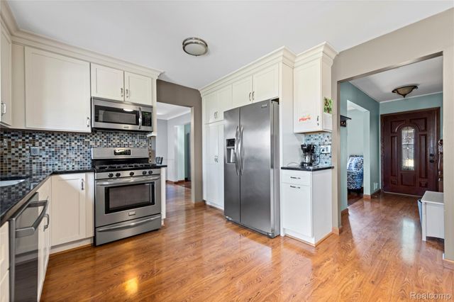 16065 Touraine Drive, Clinton Charter Township, MI 48038