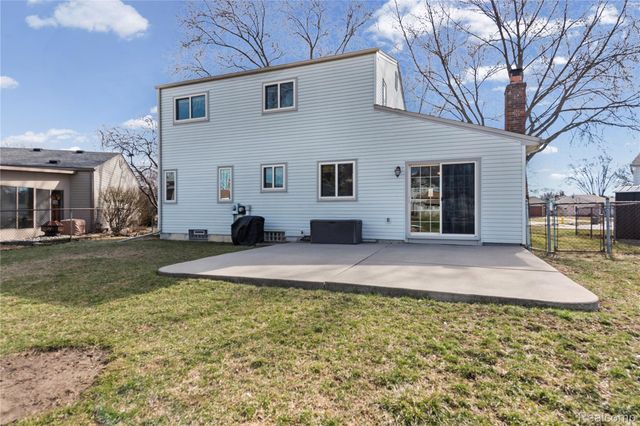 16065 Touraine Drive, Clinton Charter Township, MI 48038