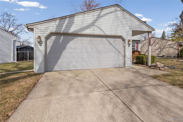 16065 Touraine Drive, Clinton Charter Township, MI 48038