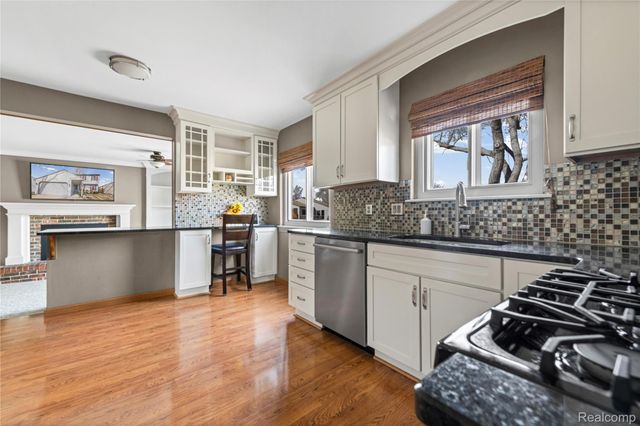 16065 Touraine Drive, Clinton Charter Township, MI 48038