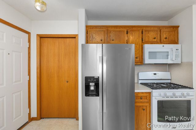 447 Falcon Drive, Wayland, MI 49348