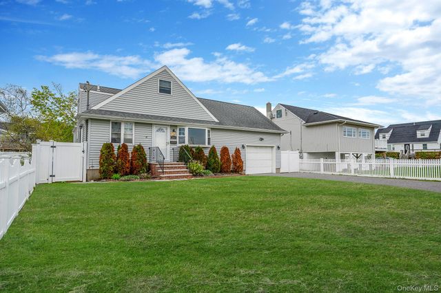 253 E Riviera Drive, Lindenhurst, NY 11757