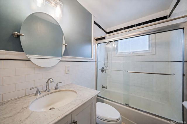 253 E Riviera Drive, Lindenhurst, NY 11757