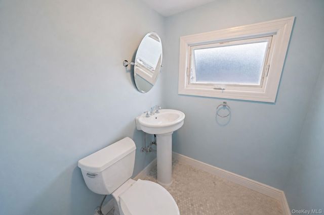 253 E Riviera Drive, Lindenhurst, NY 11757